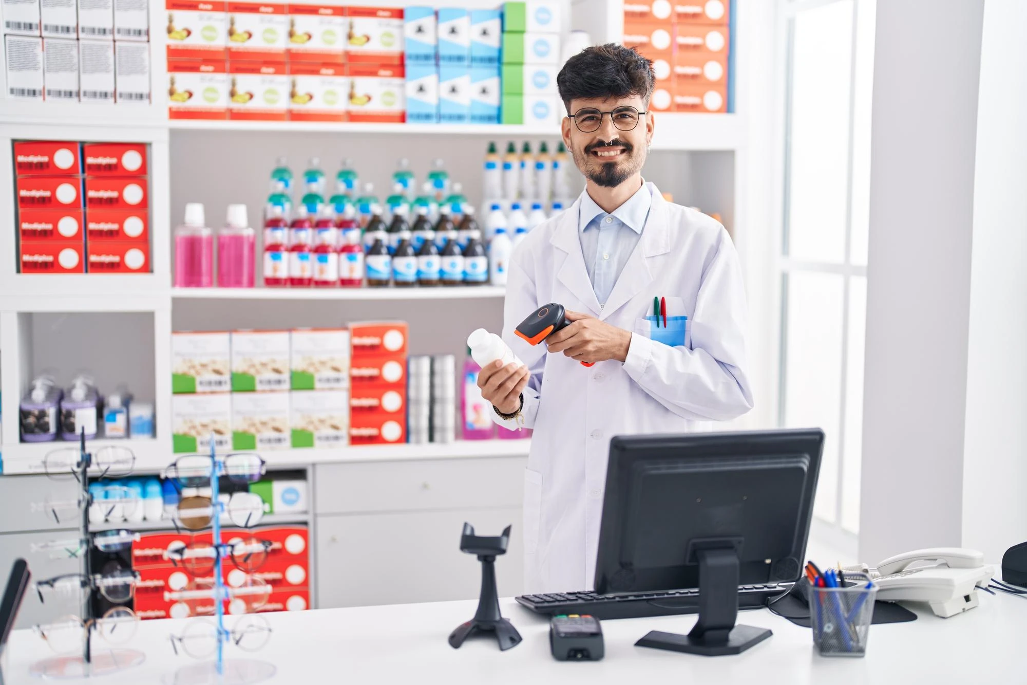 How Pharmaceutical Distribution Supports Clinics and Pharmacies
